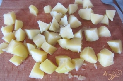 Отваренный картофель остудить нарезать кубиками.