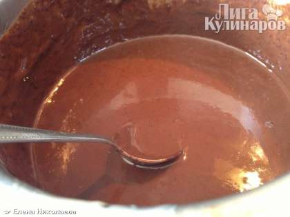 Для кофейно-шоколадного суфле растопим темный шоколад со столовой ложкой сливочного масла