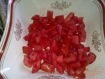 На дно салатника положим часть помидор