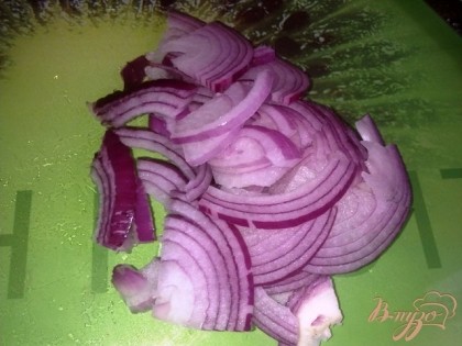 Нарезаем салатный лук