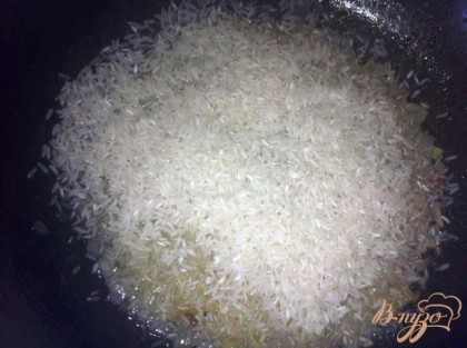 К обжаренному луку добавляем рис