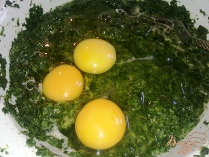 В размороженный шпинат добавляем яйца и перемешиваем, не взбивая