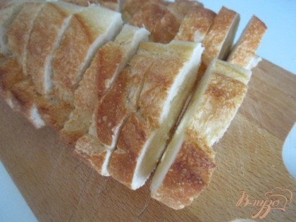 Хлеб (у меня кусочек багета) нарезать на тонкие ломтики.