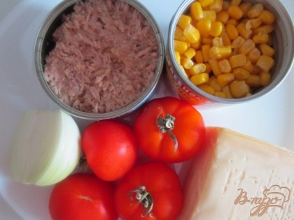 Тунец, кукуруза, томаты, сыр и репчатый лук.