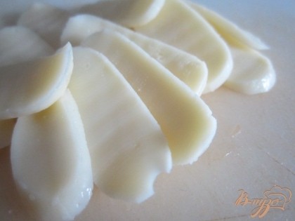 Сыр нарезать на кусочки.