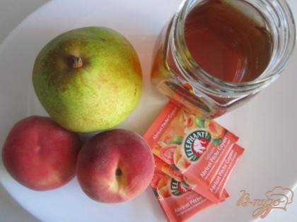 Чай в пакетиках с фруктовым вкусом, спелые груша и персики и мед для сладости.