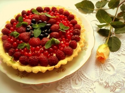 Поверх крема красиво разложить ягоды. Поставить в холодильник на 1 час. Перед подачей украсить тарт листиками свежей мяты.