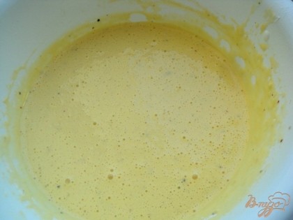 Яйца  взбить со сметаной, добавив соль, перец и кориандр по вкусу. Добавить муку, смешанную с разрыхлителем, хорошо перемешать.