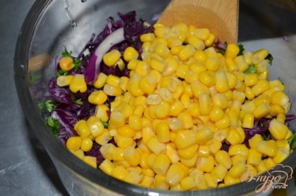 Затем в салат добавить кукурузу ,воду из банки предварительно слить.