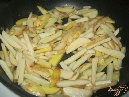 Картофель помыть, очистить, нарезать соломкой или кубиками. Слегка обжарить на растительном масле. Добавить вторым слоем в горшочки к мясу, слегка присолив.