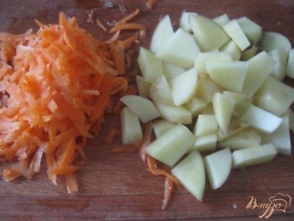 Пока варится мясо, подготовить овощи. Морковь натереть на крупной терке, картофель почистить и порезать кубиками.