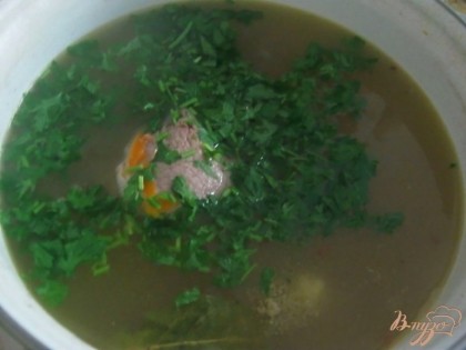 В готовый суп добавить рубленую зелень. Убрать с огня, накрыть крышкой и дать "потомиться" около 5 мин.