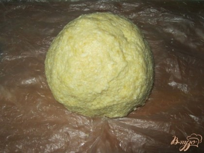 Добавить желток одного яйца, сметану, разрыхлитель и замесить мягкое тесто. Завернуть тесто в пленку и дать ему отдохнуть минут 15-20.