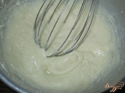 Для начинки 2 желтка взбить с творогом и сахаром, добавить ванилин.