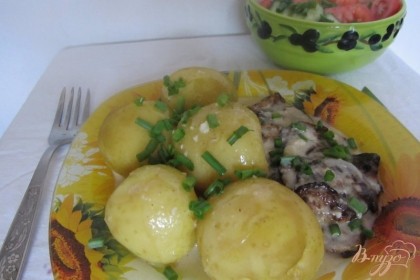 Готово! Блюдо подавать к столу горячим, порциона, полив картофель и кабачки соусом, по желанию можно украсить зеленью. Приятного аппетита!