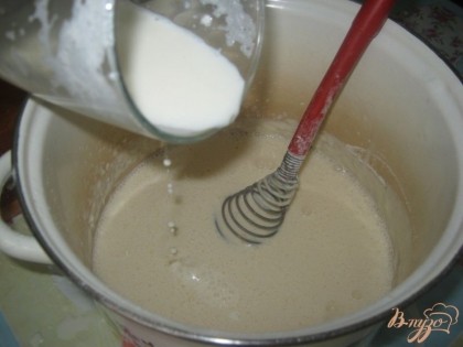 Молоко довести до кипения и тут же тоненькой струйкой ввести в массу, постоянно помешивая. Так мы завариваем наше тесто.
