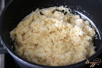 Пшено хорошо разварить в молоке, добавив соль, 1 ст.л. сахара, сливочное масло.