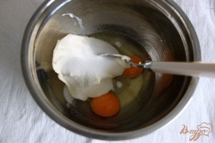 Смешать маскарпоне, 4 ст.л. сахара, ванильный сахар, яйца.Если вы исп-те мягкий творог, то увеличьте яйца до 4 шт.