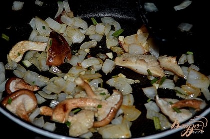 Выложить на сковороду грибы, лук, розмарин, посолить солью сельдерея. Посолить и поперчить. Добавить чеснок. Готовим на медленном огне. Добавляем херес.