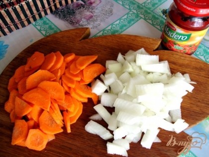 Морковь нарезаем полукольцами, лук большими кубиками. Фасоль стручковую отвариваем в подсоленной воде до семи минут.