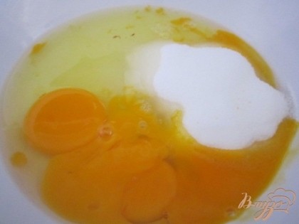 Яйца взбить с сахаром в пену.