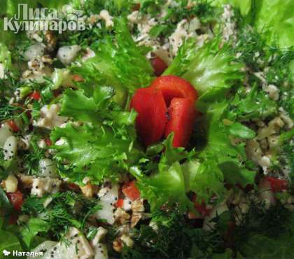 Выкладываем салат, посыпаем мелко нарезанной зеленью петрушки и укропа. Украшаем на свое усмотрение.