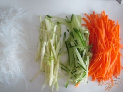 Подготовить и нарезать тонкой соломкой морковь, яблоко и свежий огурец.