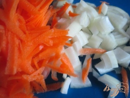 Луковицу нарезать мелко, морковь натереть на крупной терке.