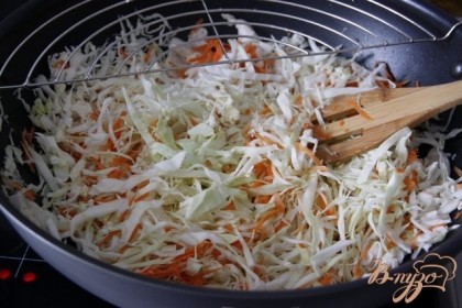 Выложить овощи, жарить минут 5-8, постоянно помешивая.