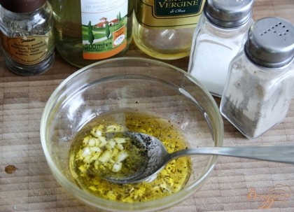 Сначала - заправка. Она должна настояться для салата. Смешать 5 ст.л. оливкового масла, мелконарезанный чеснок (1-2 зубч.), соль, с/м перец, бальзамический уксус и базилик (10 литиков свежего или 0,5 ч.л. сушеного)