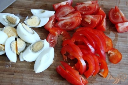 Отвареные яйца и помидоры наррезать дольками