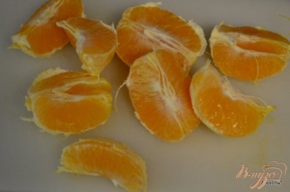 Апельсин очистить от кожуры и косточек.