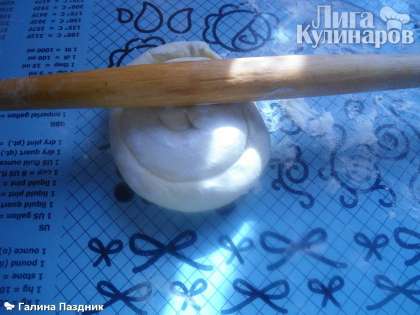 Раскатать улитку в пласт толщиной 2-3 мм. Кладем пласт на противень, застеленный бумагой для выпечки.
