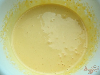Яйца разделить на белки и желтки. Желтки взбить при помощи миксера со 150 г сахара.