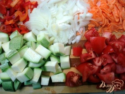 Подготавливаем овощи. Перец, лук, морковь, помидоры и кабачок мелко нарезаем.