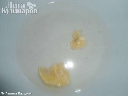 Приготовим сироп: воду ставим на огонь ,добавив в нее 1/4 часть от лимона. Как закипит вода, дать покипеть 2-3 минуты, положить сахар и, помешивая, варим до растворения. Варить до загустения, минуты 3.