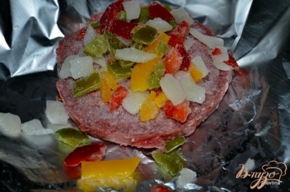 На фольгу выложим гамбургер, затем овощи замороженные и картофель. Закроем все пакеты. Поставим в духовку на 200 гр. 45-50 мин. или выпекаем на гриле до готовности.