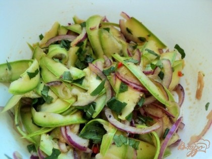 У мяты оборвать листики, мелко порезать. Добавить в салат мяту, оливковое масло и бальзамический уксус, посолить и поперчить по вкусу. Перемешать и поставить салат мариноваться в холодильник на 30 минут.