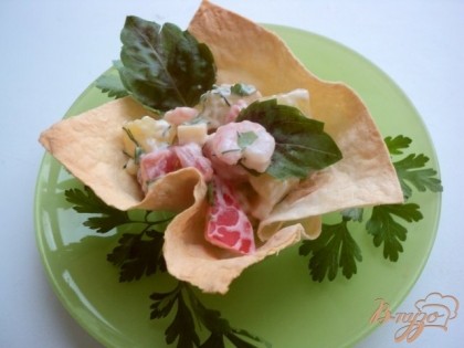 Готово! Перед подачей выложить салат в тарталетки из лаваша, украсить зеленью. Приятного аппетита!