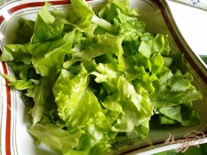 В салатник рвем руками салатные листья