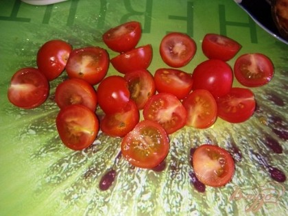 Нарезаем помидорки черри