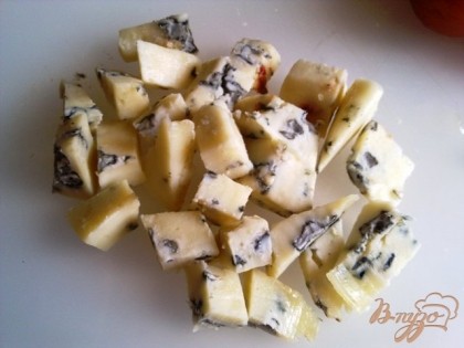 Нарезаем сыр с голубой плесенью