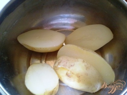 Очищаем картофель, отвариваем его до полу готовности, разрезаем пополам вдоль