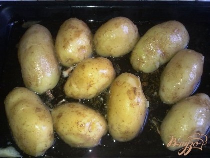 Выкладываем картофель  на хорошо разогретую сковороду