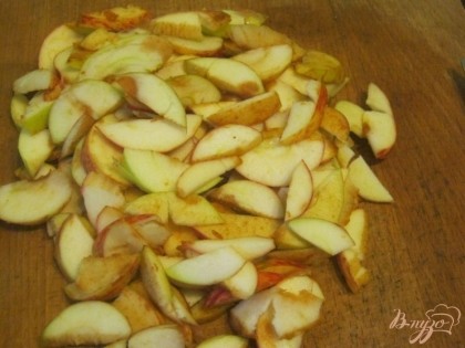 В это время из яблок удалить сердцевину, нарезать тонкими дольками. Форму (лучше разъемную) смазать маслом, на дно постелить бумагу для выпечки либо фольгу.