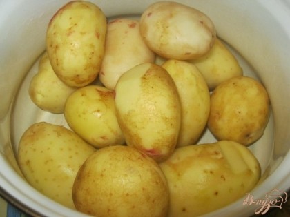 Картофель помыть, очистить от кожуры. Молодой картофель очень вкусно запекать именно в кожуре - но это кому как нравится.