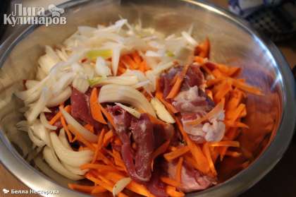 Нарезать мясо набольшими кусочками, морковь, лук и чеснок нарезать соломкой, сложить в миску, посолить, поперчить, добавить тимьян, перемешать