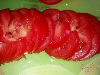 Нарезаем кружочками помидоры