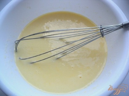 В кефир добавить яйцо и сахар, взбить венчиком.