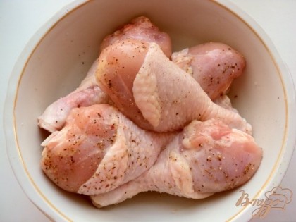 Голень или другие части курицы, помыть, посолить и поперчить.